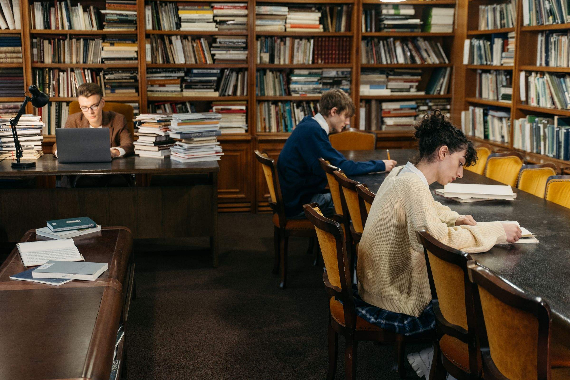Livres ouverts sur une table d’étude de bibliothèque
